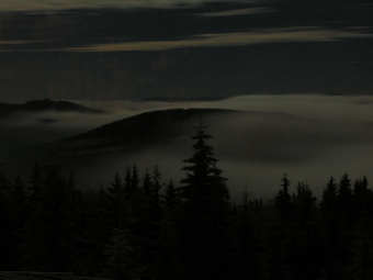 Nocne widoki, w dalekim tle Tatry